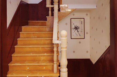 洋县中式别墅室内汉白玉石楼梯的定制安装装饰效果